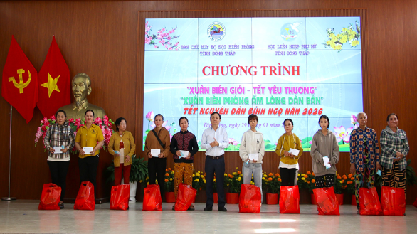 Hơn 03 tỷ đồng chăm lo Tết cho cán bộ, chiến sĩ và người dân biên giới